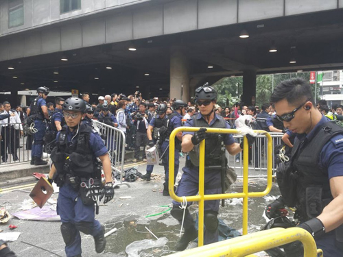 Cảnh sát Hong Kong ra tay giải tỏa đường phố ảnh 4